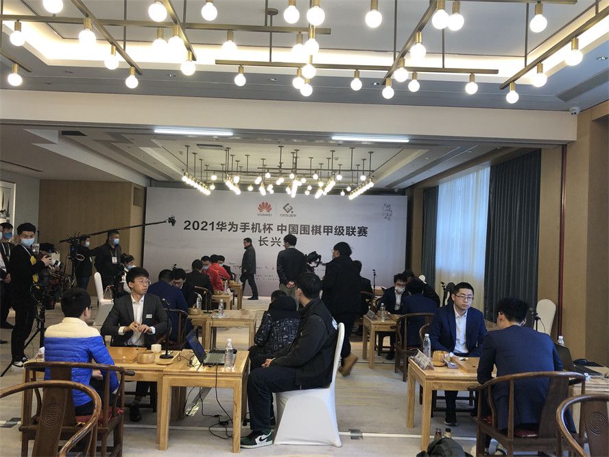 以江文峰（钟汉良 饰）为代表的警方与他们展开了一场惊心动魄的对决